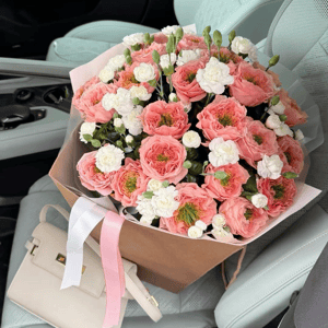 Букет «Розы мандарин с белыми кустовыми гвоздиками»