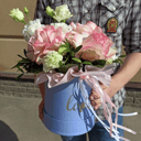 Шляпная коробка с цветами «Композиция Роз и Эустомы»