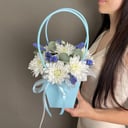 Коробка с цветами «Сумочка 3» из хризантем