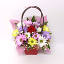 Композиция «Сумочка с цветами Комплимент 3» из хризантем и гипсофил