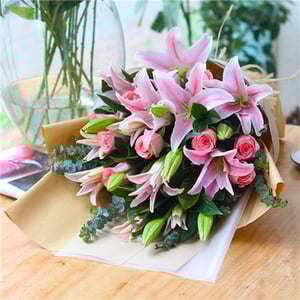 Букет «Летний дождь» из роз и лилий