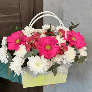 Коробка с цветами «Цветы в сумочке М» из гербер и хризантем