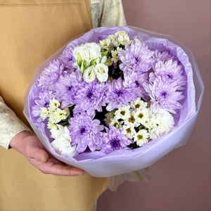 Букет из хризантем, диантусов и сантини