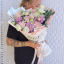 Букет «Помечтаем» из эустом и роз