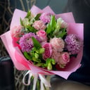 Букет «Твой день» из гвоздик и роз