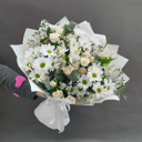 Букет белый из роз и хризантем