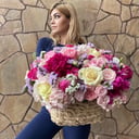 Корзина с цветами Ягодный переполох из роз и гортензий