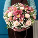 Шляпная коробка с цветами «Орхидея 1» из роз и альстромерий