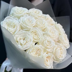 Букет из 15 белых пион роз