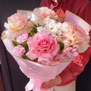 Букет "Ты - совершенство" из роз и гвоздик