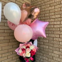 Подарочный набор с цветами и шариками из роз