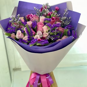 Сиреневый букет из роз и гвоздик