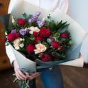 Букет из кустовых роз, гвоздик и эустомы