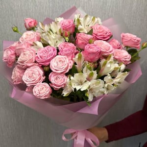 Букет из кустовых роз и альстромерии