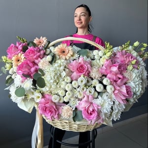 Огромная корзина цветов вау подарок из хризантем и гвоздик