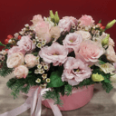 Шляпная коробка с цветами «Ванильная любовь» из эустом и хризантем