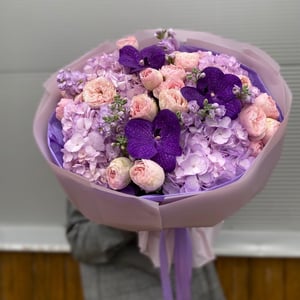 Лавандовый букет с волшебной орхидеей из роз и гортензий