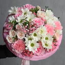 Нежный авторский букет из роз и гвоздик