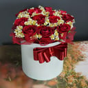 Композиция «Цилиндр с цветами Кармен» из роз и ромашек