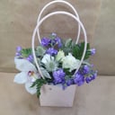 Коробка с цветами «Цветочная сумочка» из эустом и экзотических цветов