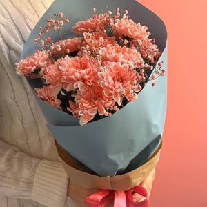 Огонь внутри букет хризантем из гипсофил