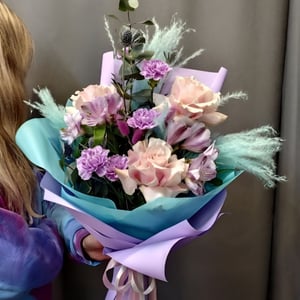 Букет Grazia e Passione из роз и альстромерий
