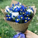 Букет «Чарующий» из ирисов и эустом