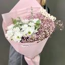 Букет «Нежный конвертик» из гипсофил и хризантем