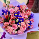 Букет «Сиреневый туман» из ирисов и альстромерий