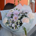 Букет «Воздушный» из гвоздик и хризантем