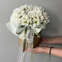 Шляпная коробка белоснежной хризантемы