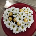 Подарочный набор «Сердце из хризантем с конфетами»