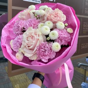 Букет цветов Превосходство из гвоздик и роз