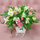 Букет из роз и альстромерий в коробке