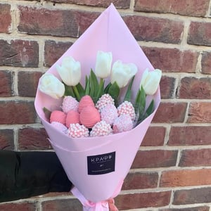 Букет из клубники и тюльпанов