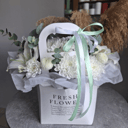 Коробка с цветами «Белое облоко» из хризантем и лилий