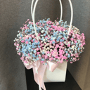 Коробка с цветами «Радужная гипсофила в белой сумочке»