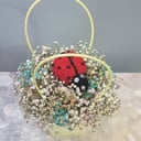 Композиция «Гипсофила радужная и игрушка»