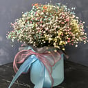 Шляпная коробка с цветами «Яркие краски» из гипсофил