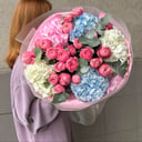 Пионовидные розы и гортензии в букете