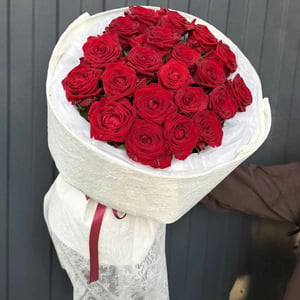 Букет в кружеве красная роза 21шт