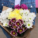 Букет «5 хризантем в крафте»