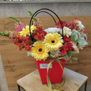 Шляпная коробка с цветами «Сумочка с цветами» из хризантем и альстромерий