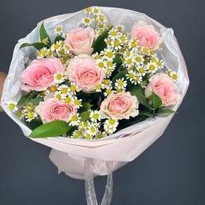 Авторский букет роза с ромашками