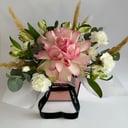 Коробка с цветами «Ника» из альстромерий и гвоздик