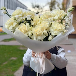 Букет "Наслаждение" из роз и эустом