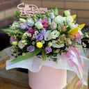 Шляпная коробка с цветами «Флоренси» из эустом и тюльпанов