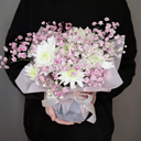 Композиция "Нежный зефир" из хризантем и гипсофил