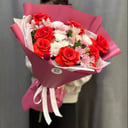 Букет «Яркий поцелуй» из роз и хризантем