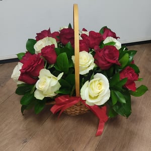 Корзина с розами